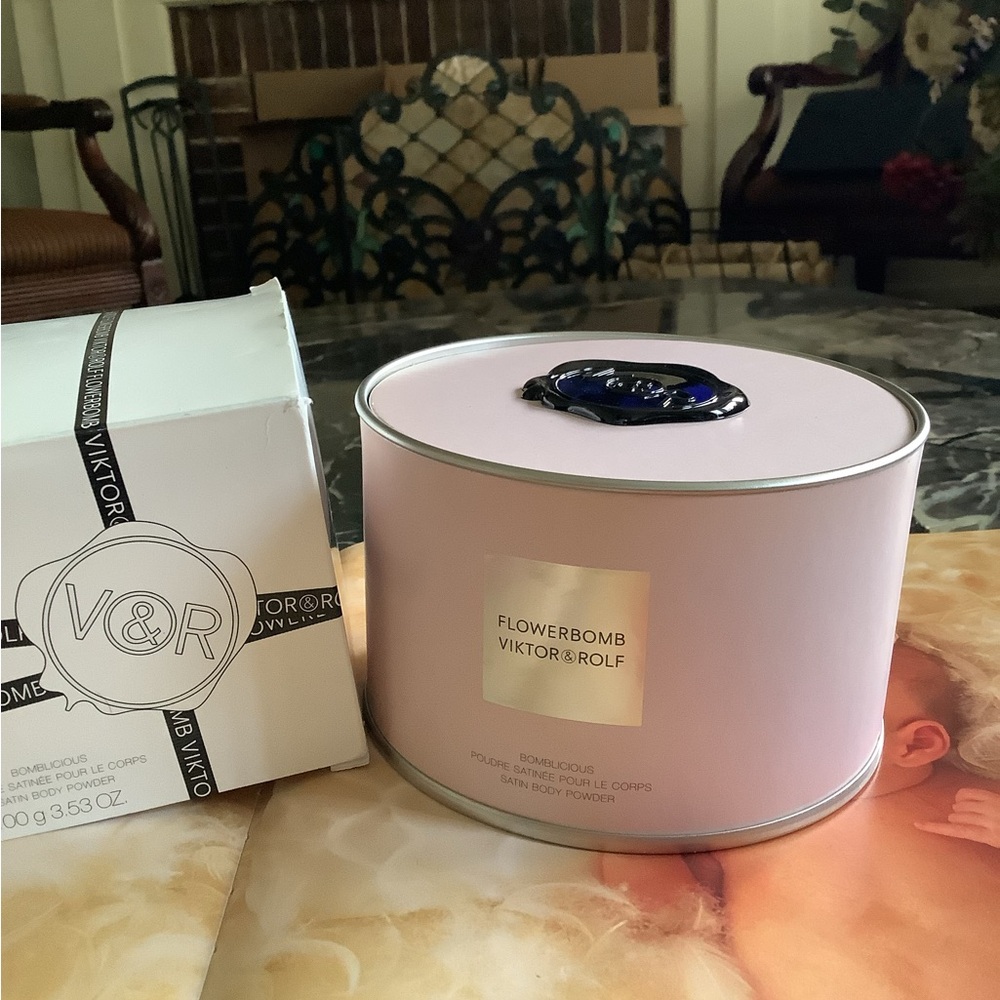 Ultra rare new viktor&rolf flowerbomb bomblicious satin body powder 100 gram